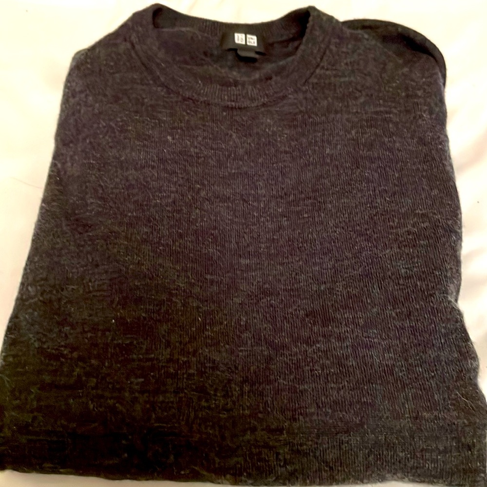 Mens size xs uniqlo greyish/black wool long sleeve sweater. Lightweight.